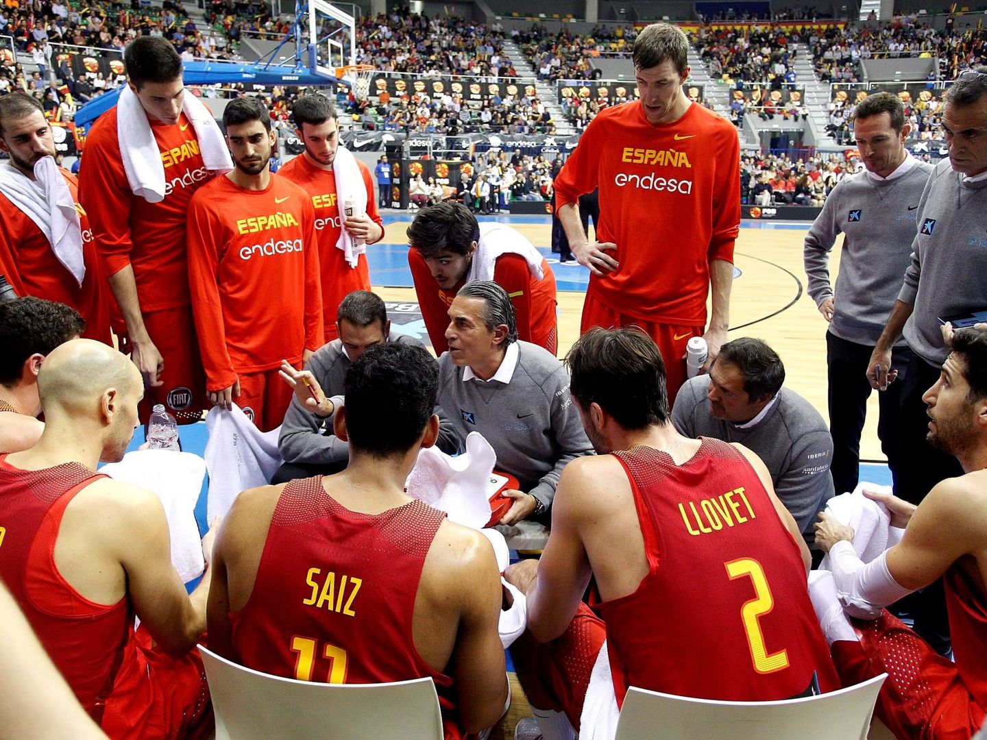 Sergio Scariolo da instrucciones a los jugadores de la selección española masculina durante el España-Eslovenia del domingo en Burgos. (EFE)