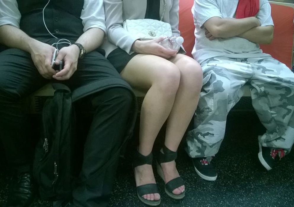 Foto: Las mujeres suelen ser las principales víctimas de la falta de educación en el transporte público. (Men taking up too much space on the train)