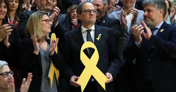 Foto: El presidente de la Generalitat, Quim Torra, posa con un lazo amarillo. (EFE)