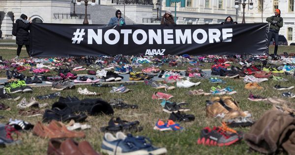 Foto: Miles de zapatos en honor a las víctimas de armas de fuego en el Capitolio. (EFE)