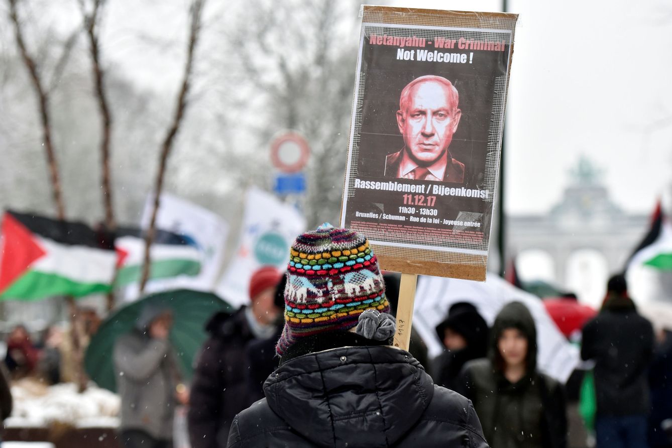 Manifestantes propalestinos protestan por la visita de Netanyahu, en Bruselas, el 11 de diciembre de 2017. (Reuters)