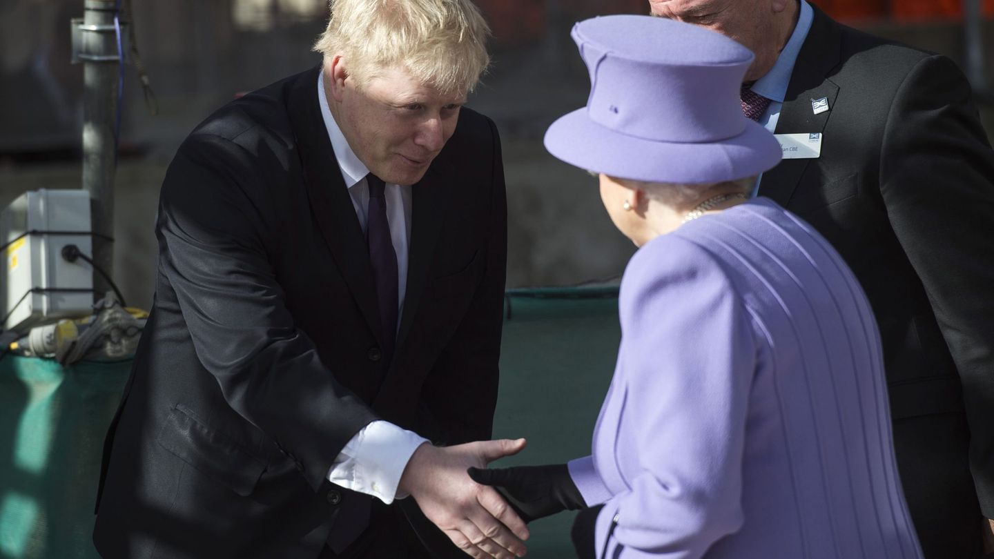 Boris Johnson saluda a la reina Isabel. (EFE)