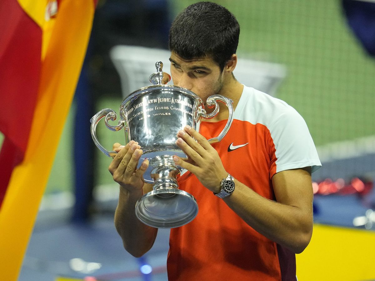 Foto: Carlos Alcaraz, con el trofeo de campeón el US Open 2022. (EFE/EPA/RAY ACEVEDO).