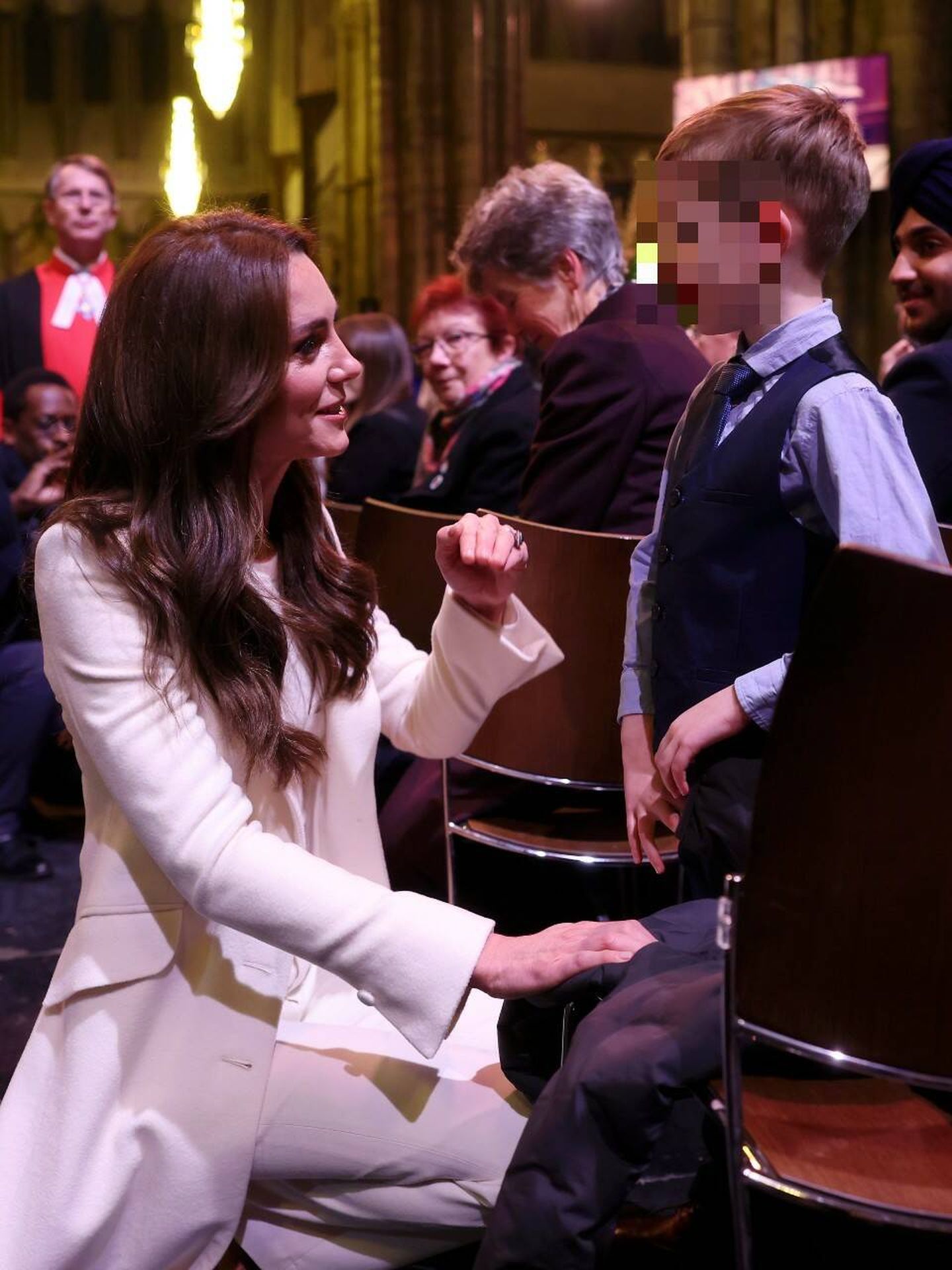 Kate Middleton, conversando con un niño. (Cordon Press)