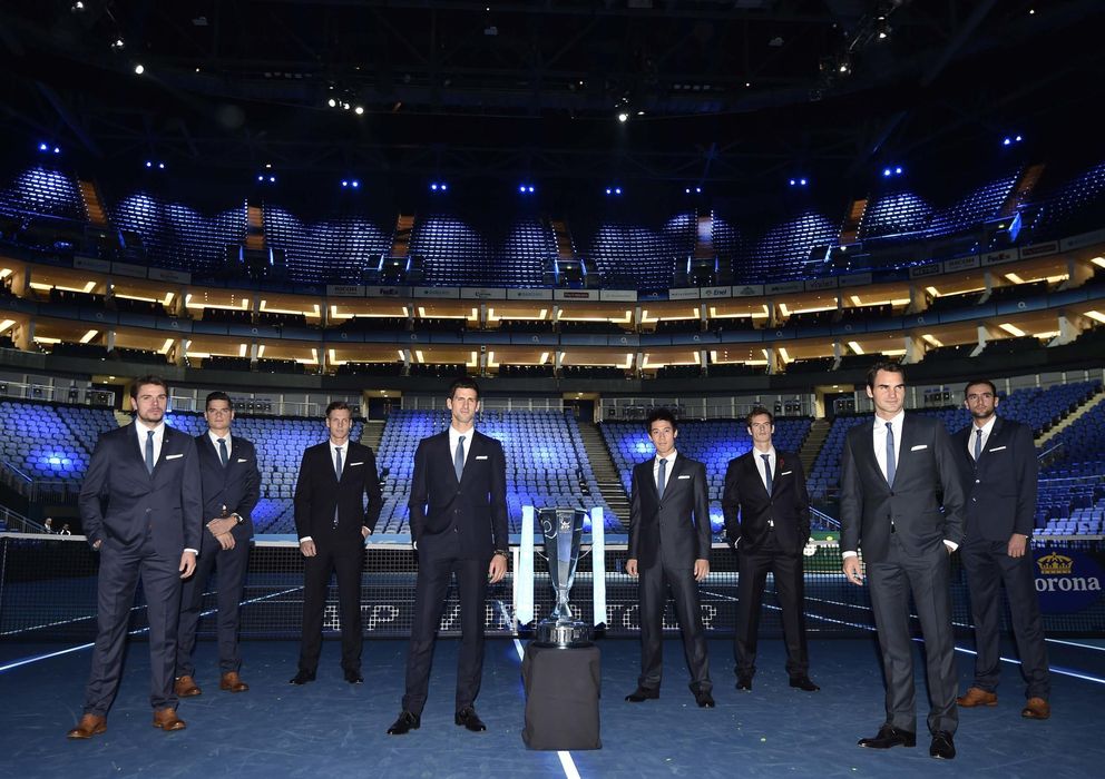 Foto: Los ocho clasificados para el Masters posan en el O2 de Londres con la Copa de Maestros (Reuters).