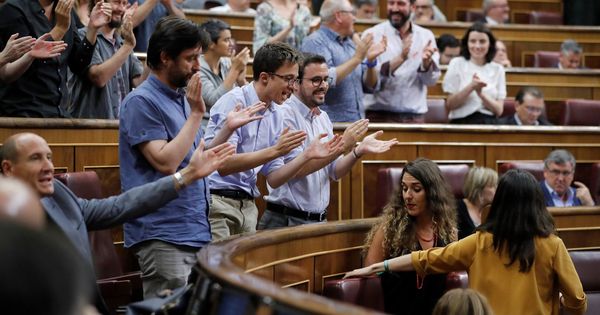 Foto: Los diputados de Unidos Podemos, Rafael Mayoral, Íñigo Errejón y Alberto Garzón, en el pleno para renovar la cúpula de RTVE. (EFE)