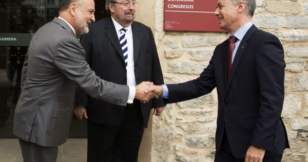 Foto: Manu Lezertua, en el centro, observa el saludo entre el hoy expresidente del TC Francisco Pérez de los Cobos y el lendakari Iñigo Urkullu. (EFE)