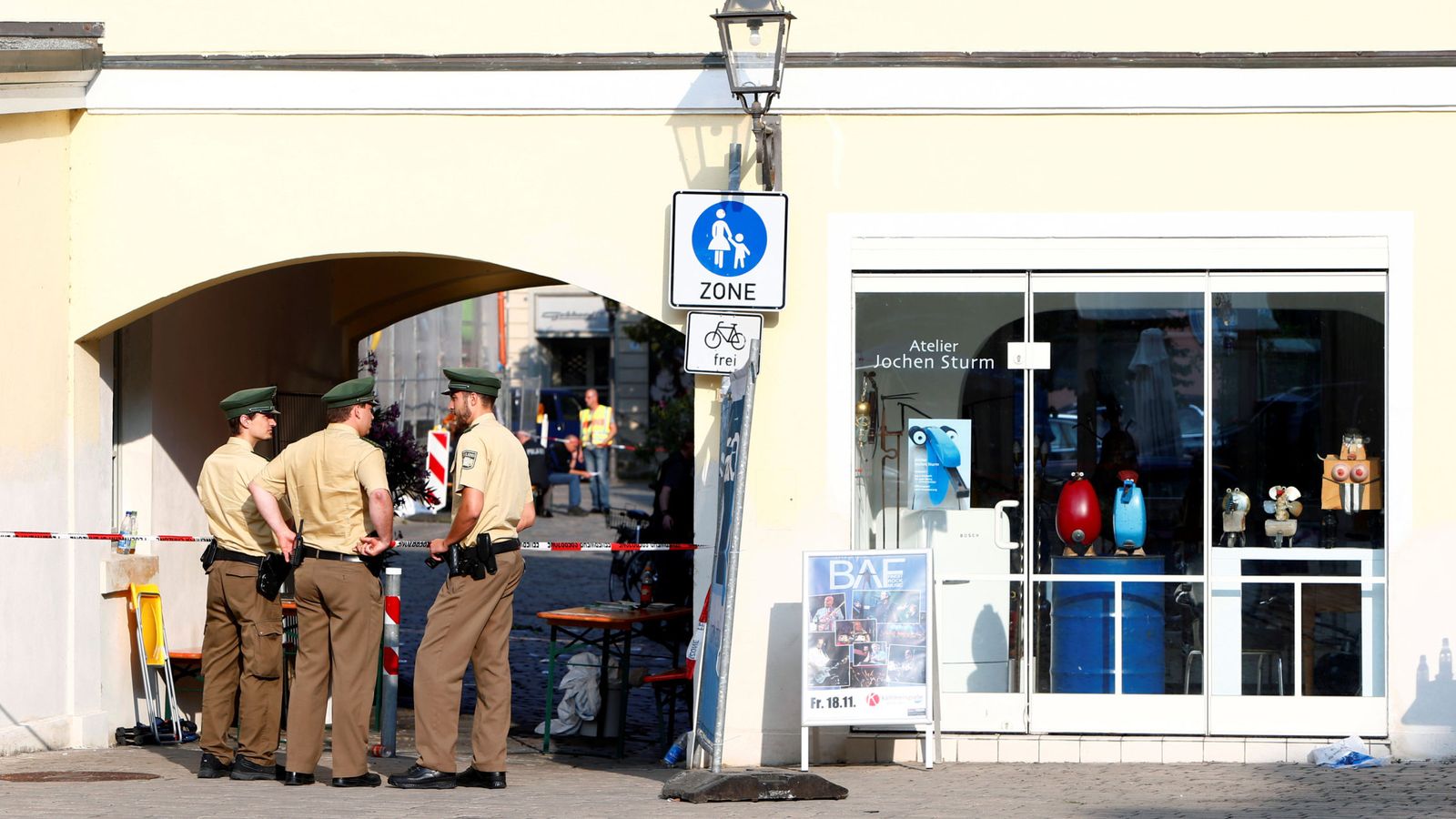 Foto: La policía acordona el área tras la detonación del explosivo de un refugiado sirio en Ansbach, Alemania, el 25 de julio de 2016 (Reuters)