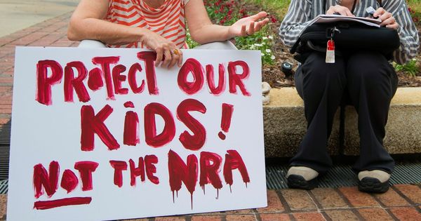 Foto: Una mujer sostiene una pancarta en la que se puede leer "proteged a nuestros hijos, no a la NRA" ante el Congreso de Florida en Tallahassee, Florida (Estados Unidos). (EFE) 