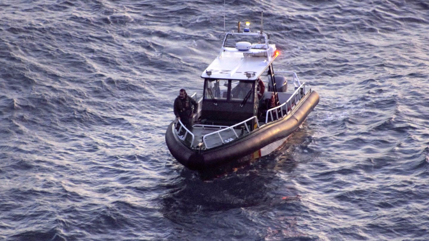 Vista del dispositivo compuesto por efectivos de Salvamento Marítimo y del Servicio Marítimo de la Guardia Civil para buscar al parapentista caído al mar. (EFE)