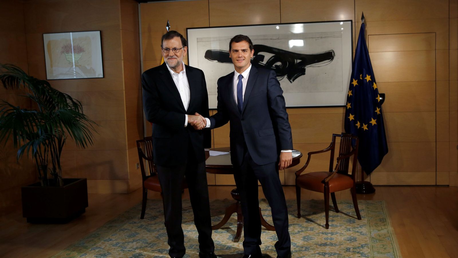 Foto: El presidente del Gobierno en funciones y del PP, Mariano Rajoy (i), durante la reunión que mantuvo hoy en el Congreso con el líder de Ciudadanos, Albert Rivera. (Reuters)