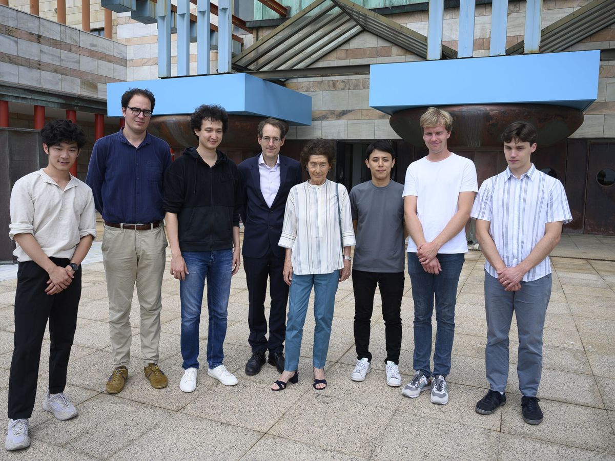 Foto: Los seis finalistas del Concurso Internacional de Piano. (EFE)