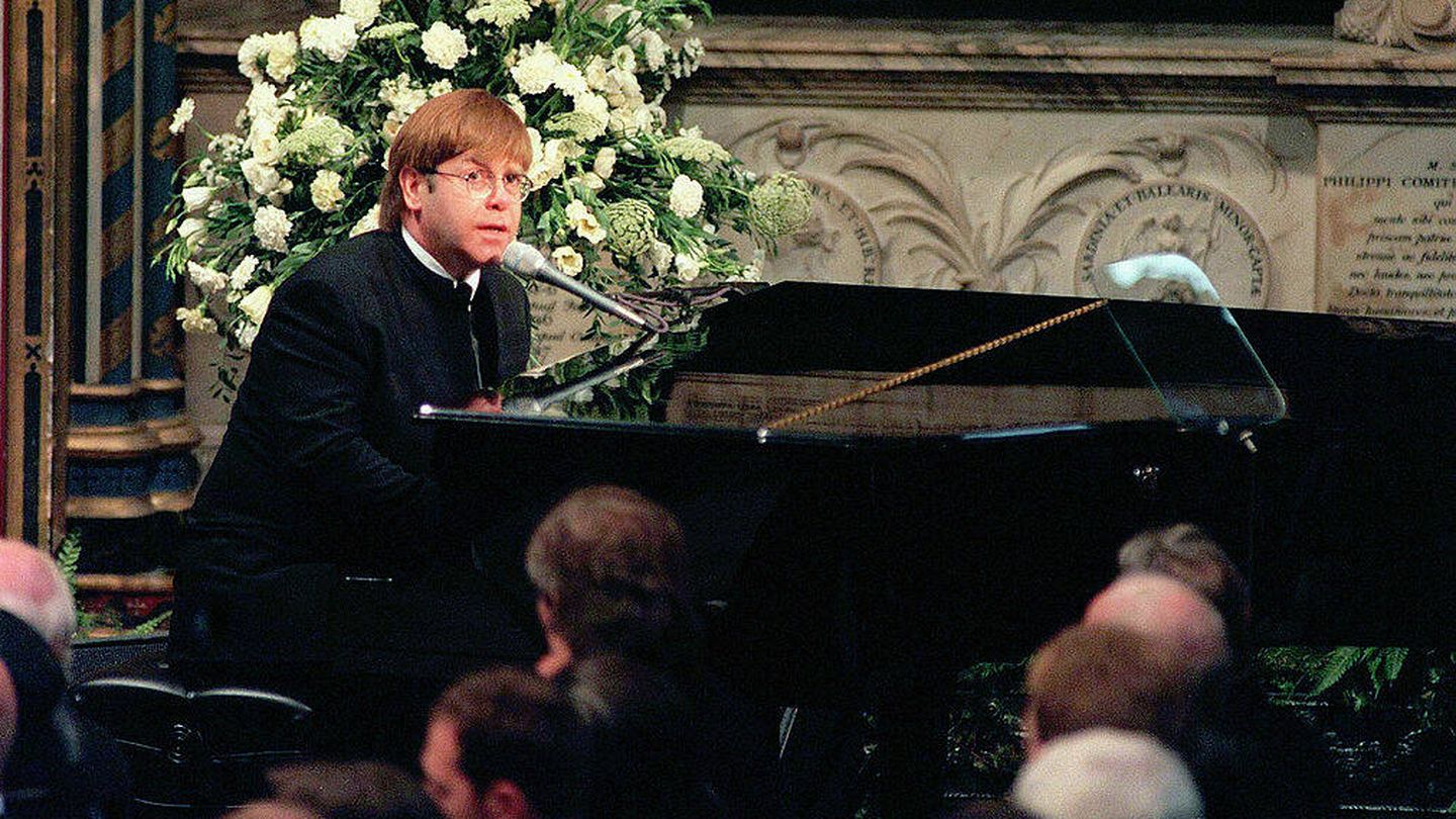 Elton John, tocando el piano en el funeral de Lady Di. (Getty)