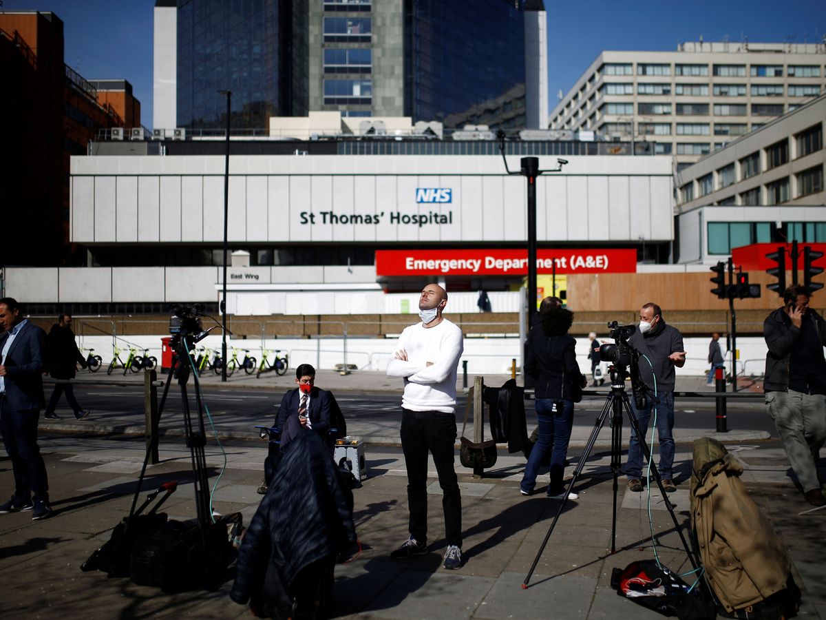 Foto: Periodistas frente al hospital donde está ingresado Boris Johnson. (Reuters)