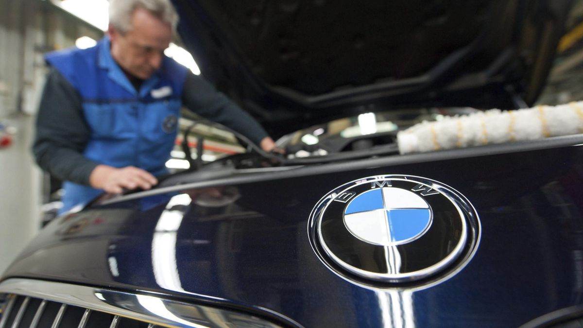 Alemania extiende la investigación de Volkswagen a otras 23 marcas de coches 