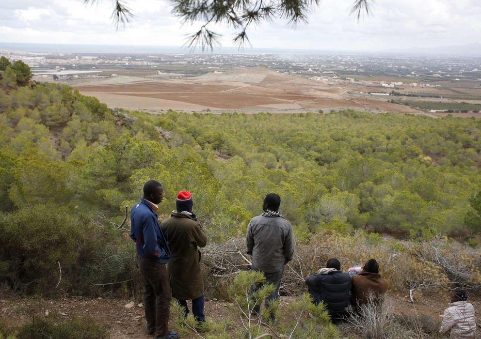 Foto: Inmigrantes subsaharianos observan Melilla desde un campamento clandestino en la frontera de Marruecos (Reuters).