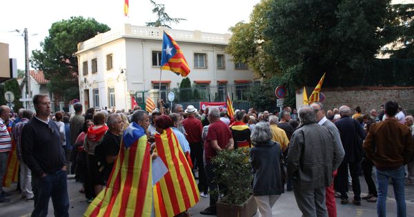 Foto: Concentración ante el consulado español en Perpiñán. (R. M.)