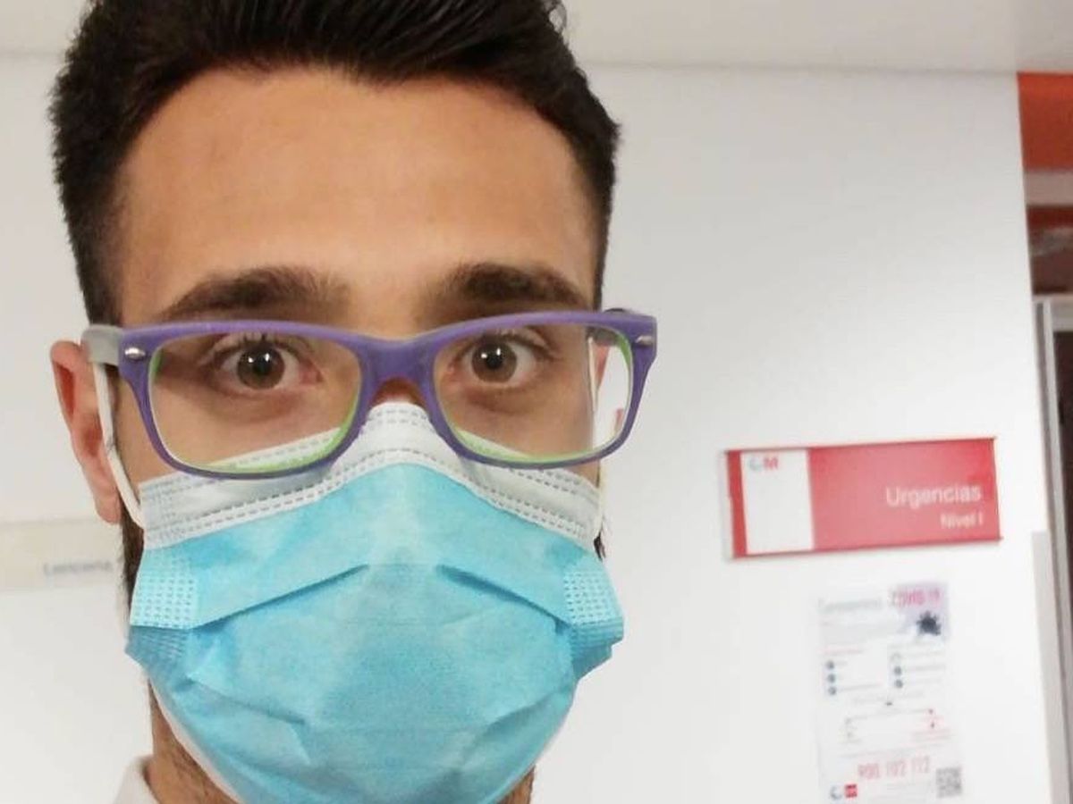 Foto: Manu Rosales, con mascarilla, durante su trabajo en el Hospital Puerta de Hierro