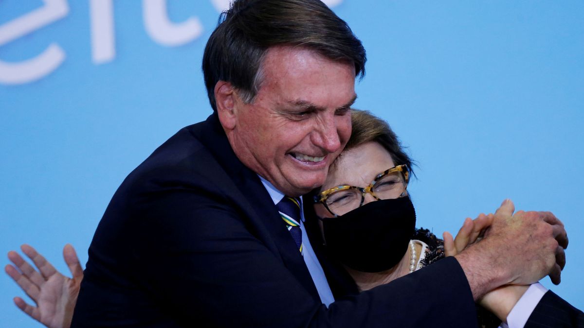 Un juez brasileño multará a Bolsonaro con 350 euros cada día que no lleve mascarilla
