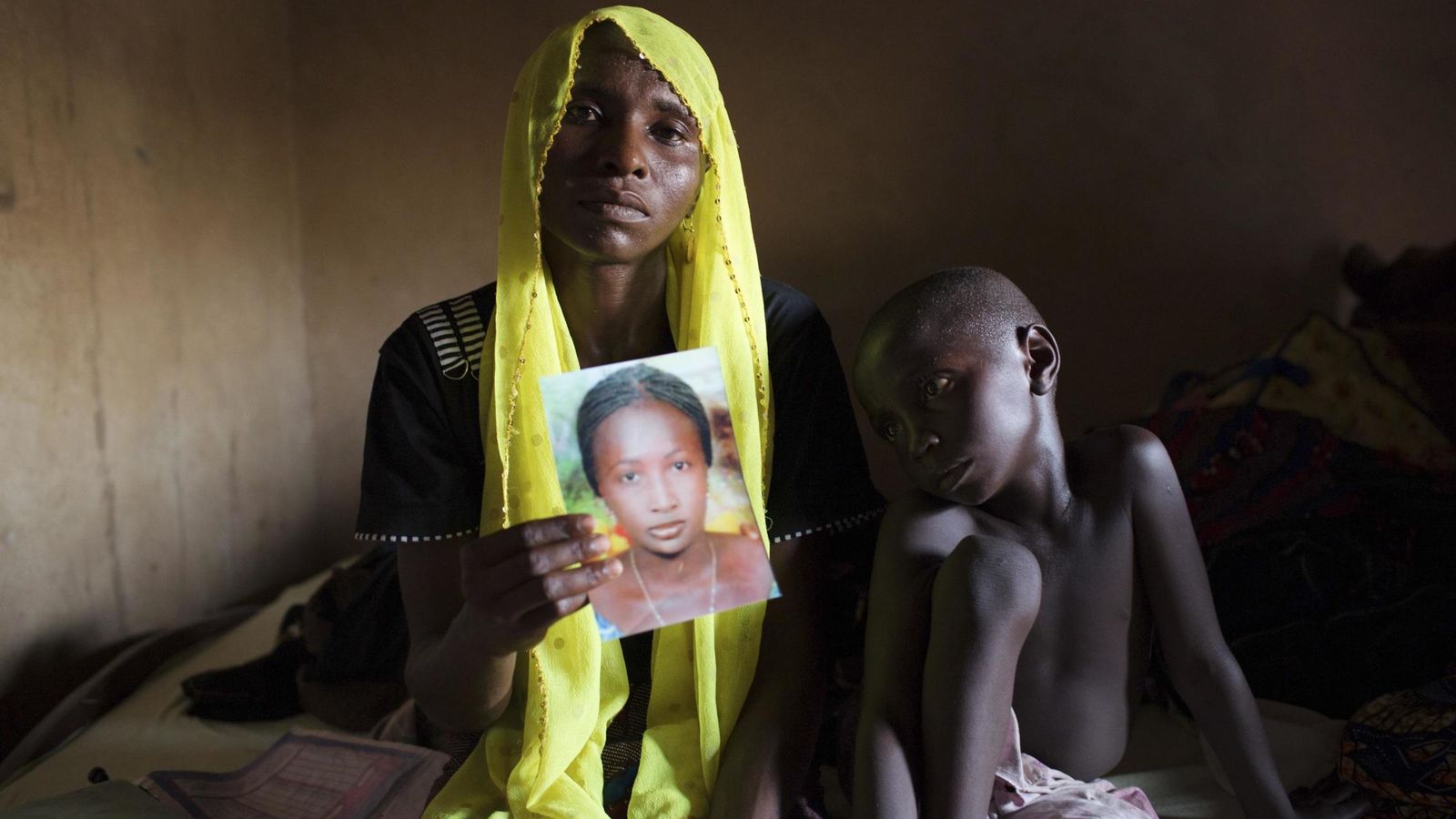Foto: Rachel Daniel, 35, muestra una foto de su hija, Rose Daniel, de 17, secuestrada por Boko Haram (Reuters).