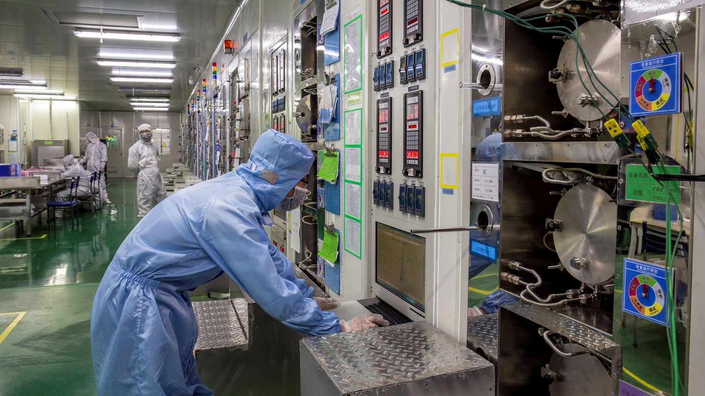 Trabajadores en una fábrica china de microchips. (Reuters)