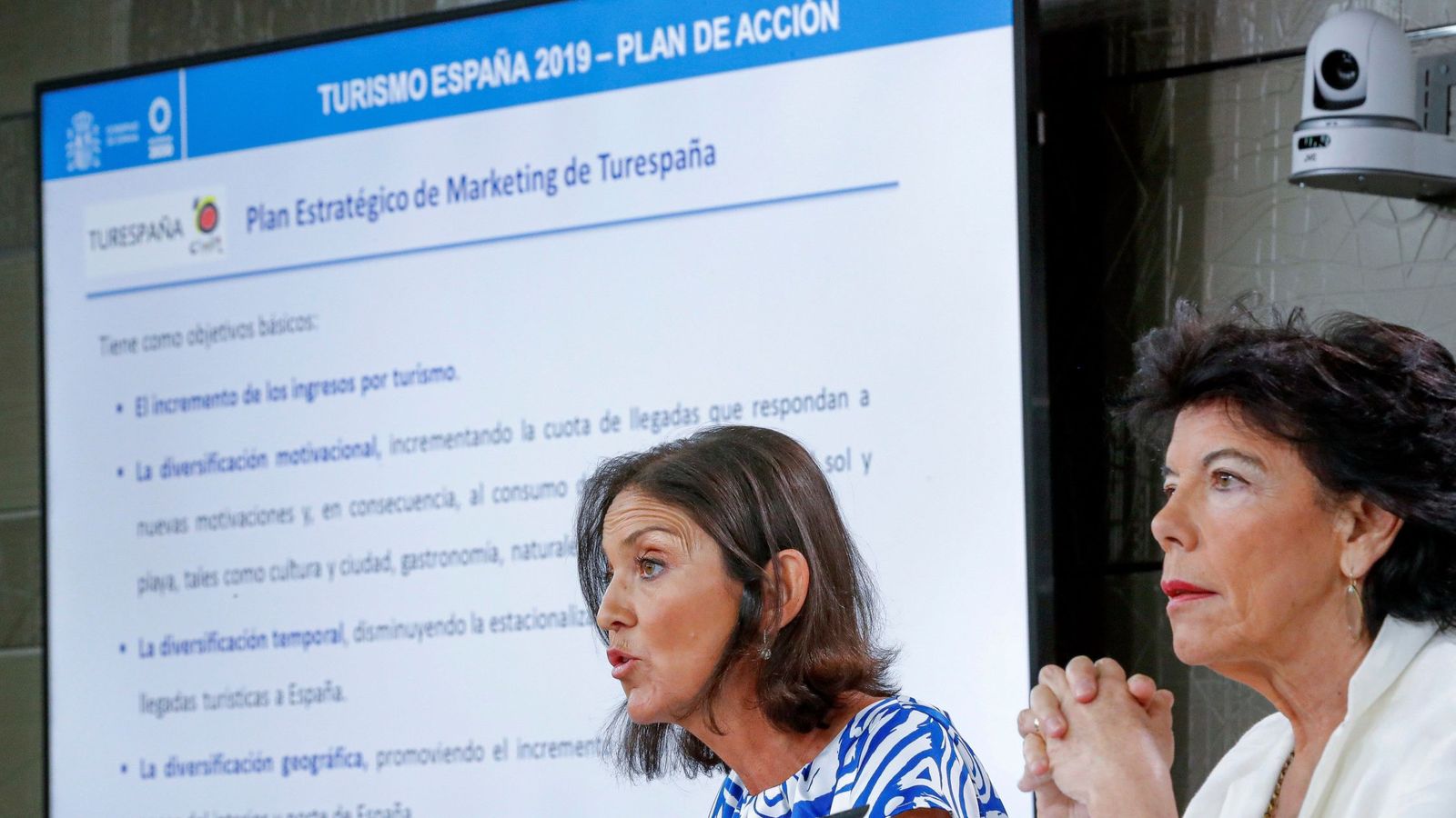 Foto: Isabel Celaá y la titular de Industria, Reyes Maroto, este 6 de septiembre tras el Consejo de Ministros en la Moncloa. (EFE)