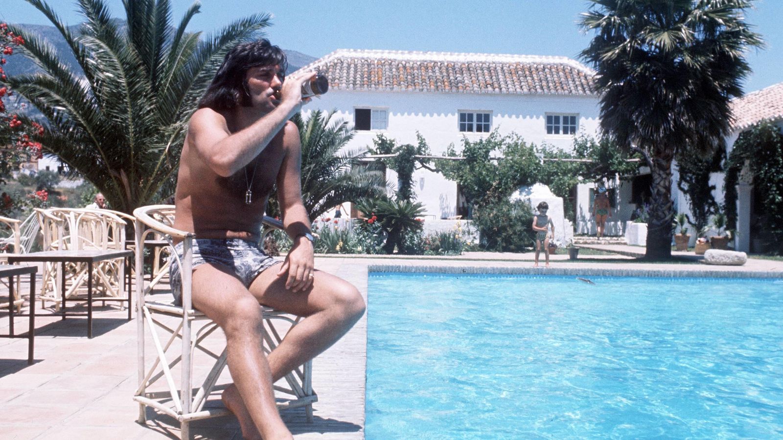 Foto: George Best, durante una vacaciones con su familia en el verano de 1977 (ImagoSport).