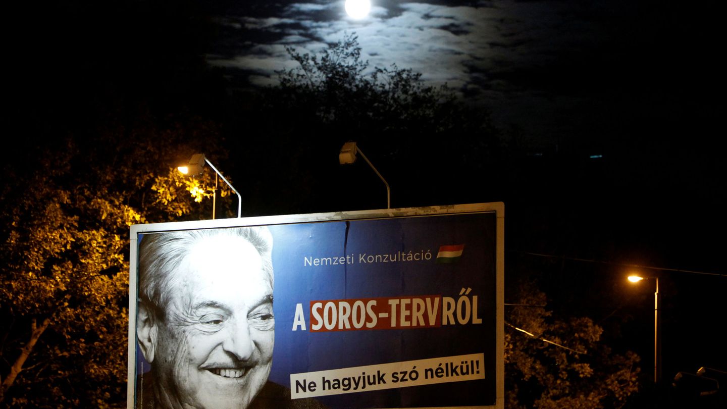 Un cartel del Gobierno húngaro en contra de George Soros, en Budapest. (Reuters)