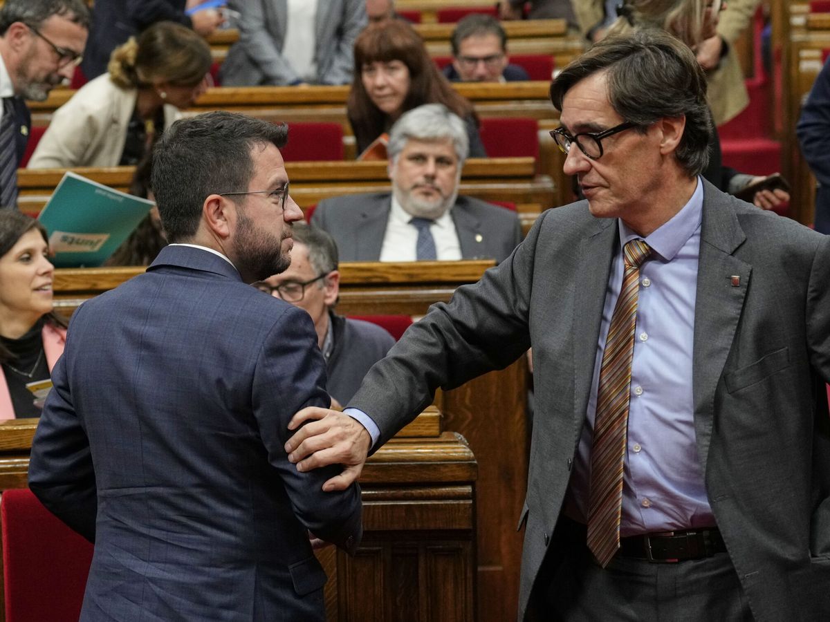 Foto: El presidente de la Generalitat Pere Aragonès,  y lel líder del PSC, Salvador Illa, en el Parlament. (EFE/Alejandro García)