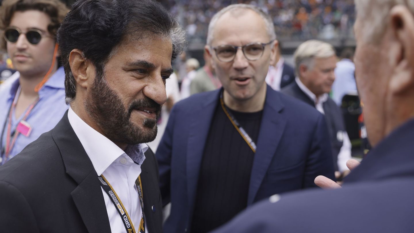 Mohamed Ben Sulayem (FIA) y Stefano Domenicali (F1). (EFE/EPA/Ronald Wittek)