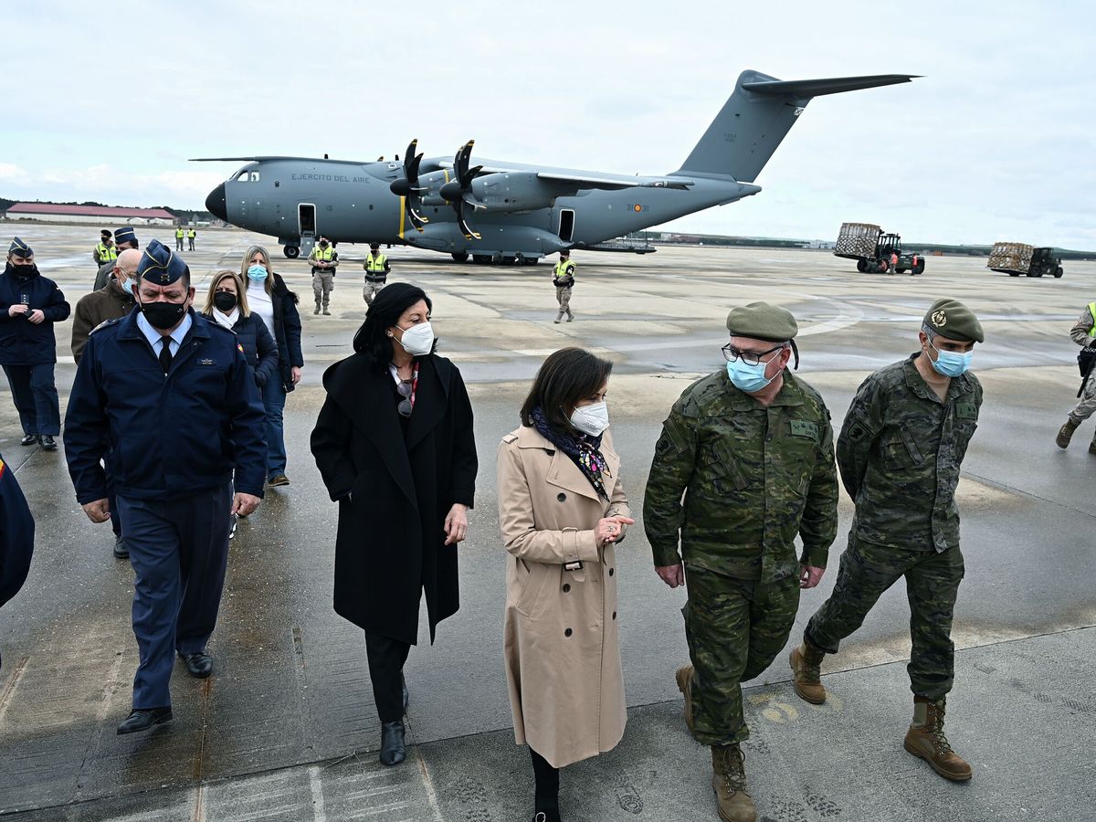 Foto: La ministra de Defensa, Margarita Robles, en la base aérea de Torrejón. (EFE/Fernando Villar)
