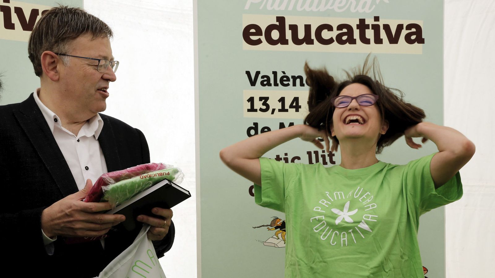 Foto: Ximo Puig junto a su vicepresidenta, Mónica Oltra, durante la visita a la feria de la Primavera Educativa, este 14 de mayo en Valencia. (EFE)
