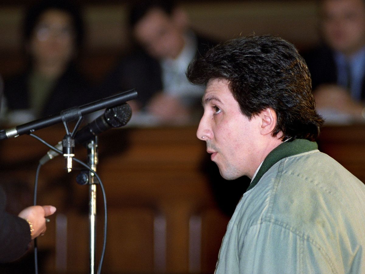 Foto: Fotografía de febrero de 1994 de José Rodríguez Salvador, conocido como 'el violador de la Vall d'Hebron', durante el juicio en la Audiencia de Barcelona. (EFE)