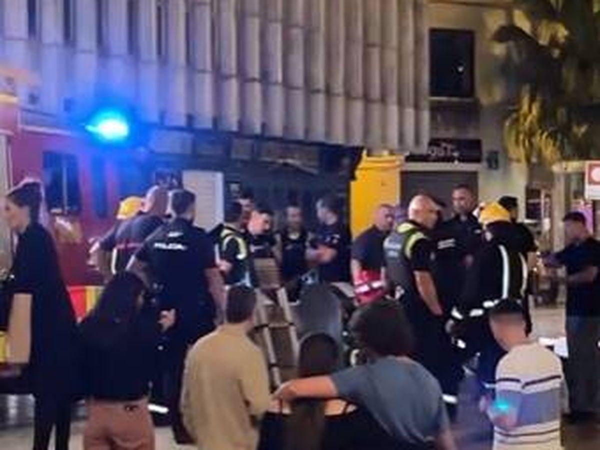 Foto: Los bomberos rescatan a un joven borracho que se cayó en un contenedor en Málaga. (TikTok)
