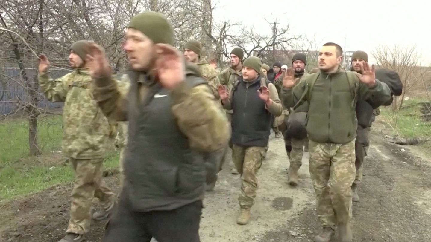 Soldados caminan con las manos levantadas en Mariupol, Ucrania, en esta imagen fija tomada de un vídeo que la televisión rusa, y que supuestamente muestra a marines ucranianos rindiéndose. (Reuters/RURTR)