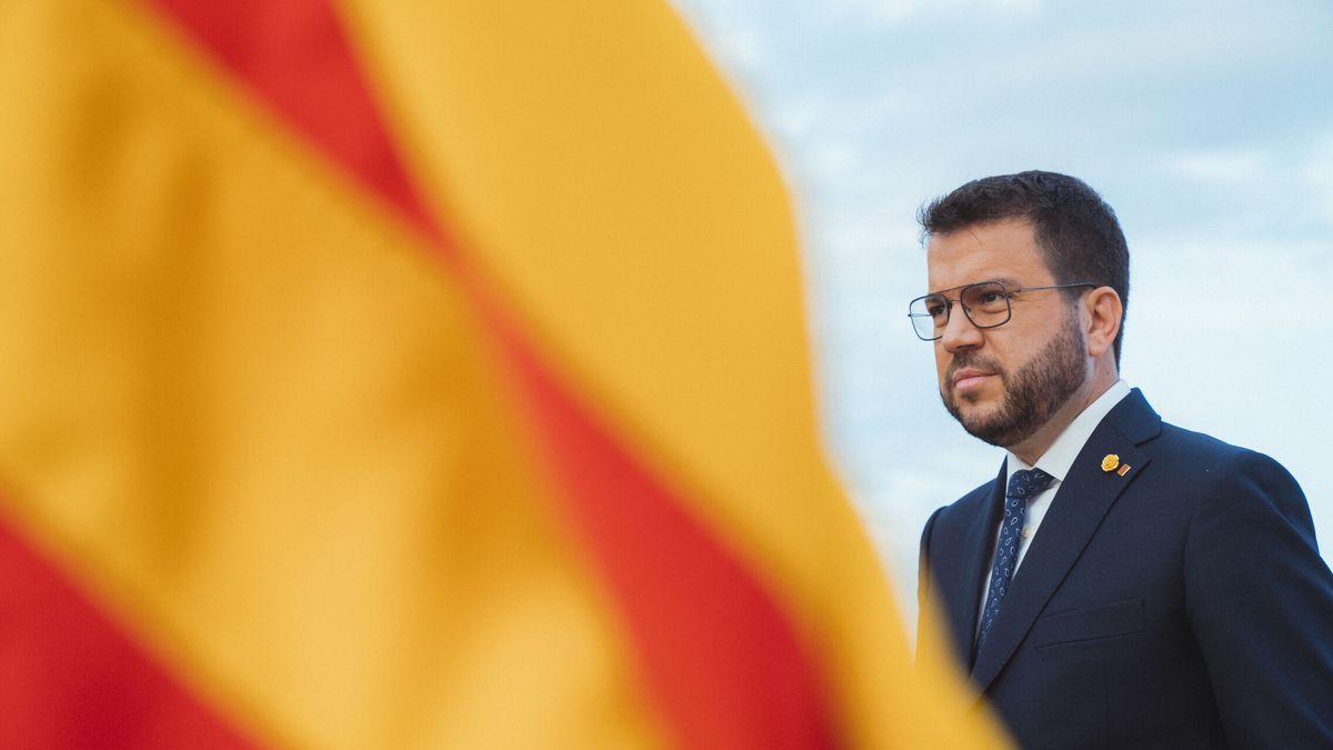"Cataluña volverá a votar", asegura Aragonès tras una gélida ofrenda floral