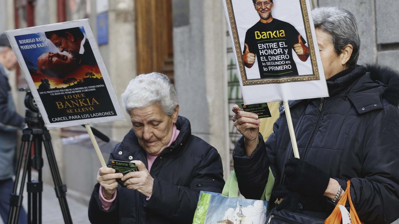 Foto: Imputados por tarjetas opacas son recibidos entre abucheos de preferentistas. (EFE/Sergio Barrenechea)