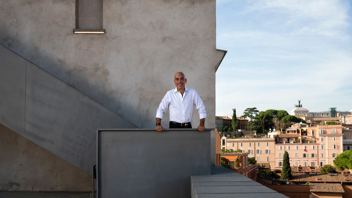 Kike Sarasola en la azotea del Palazzo 'rhinoceros' de Roma, donde se ubican los 24 apartamentos de lujo. (Fotos: Olga Moreno)