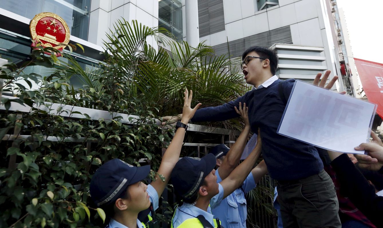Protesta de los estudiantes en Hong Kong por la desaparición de los libreros