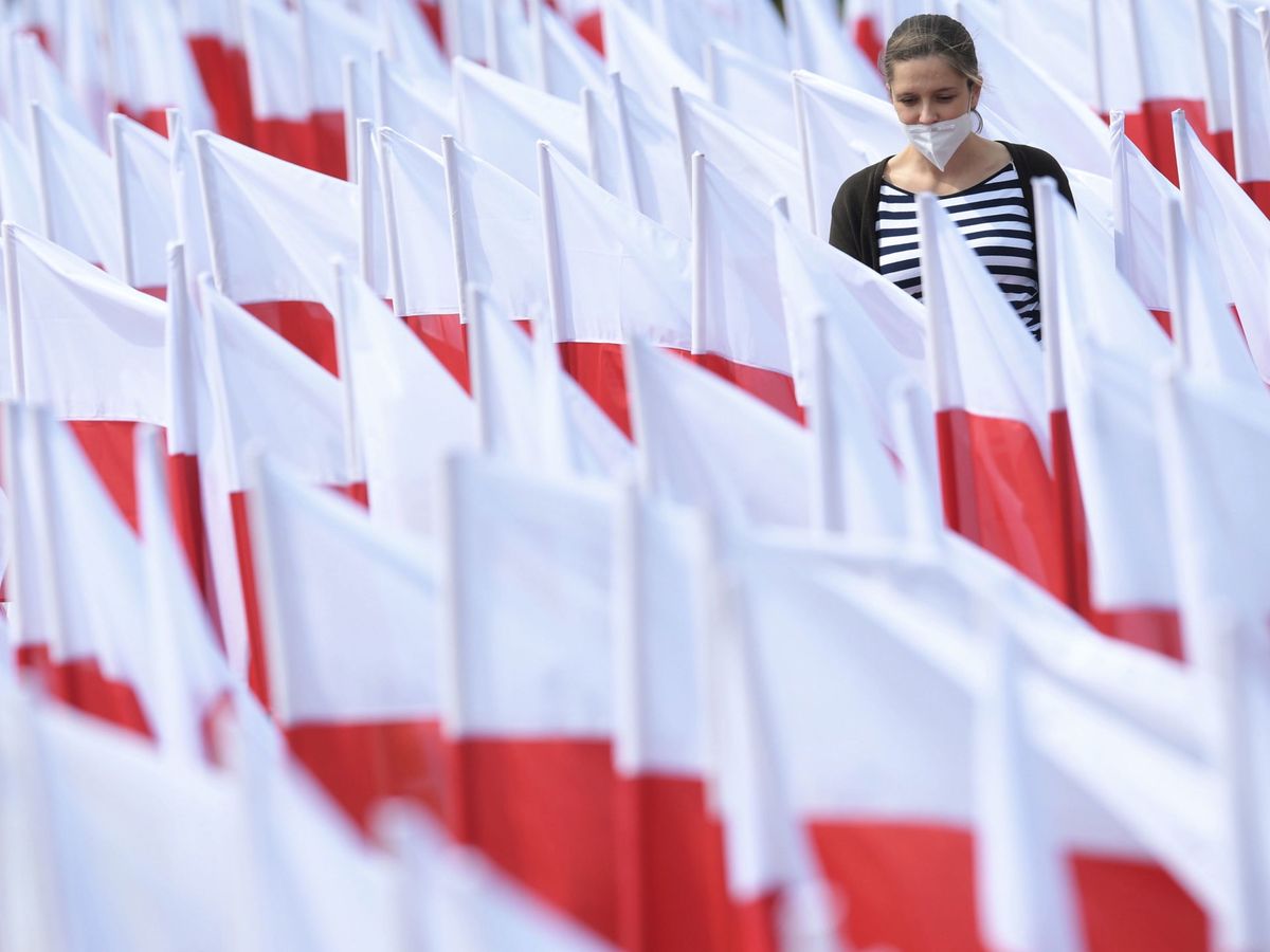 Foto: Banderas polacas en Varsovia. (EFE)