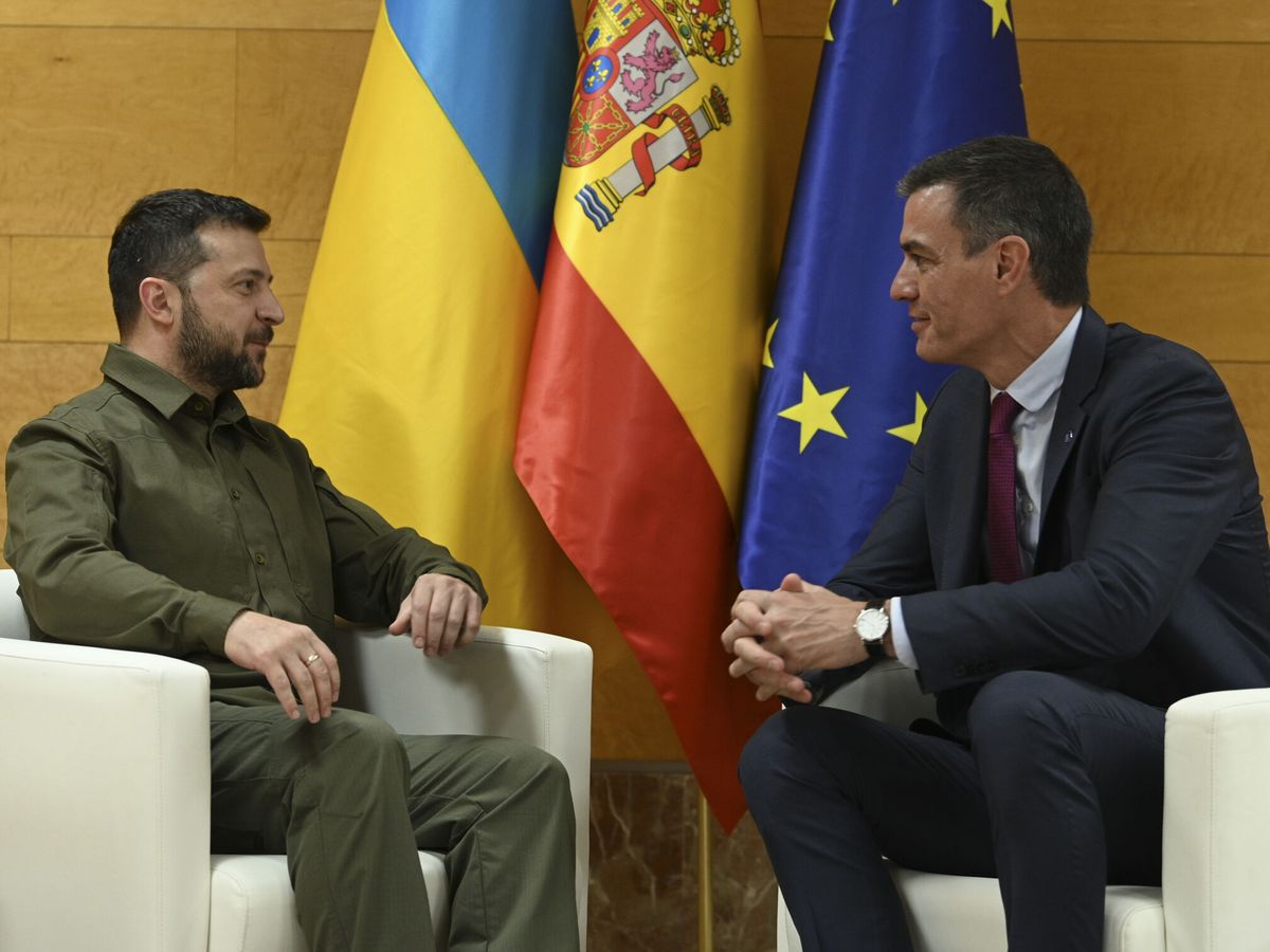 Foto: Zelenski habla con Sánchez en su anterior visita. (EFE)