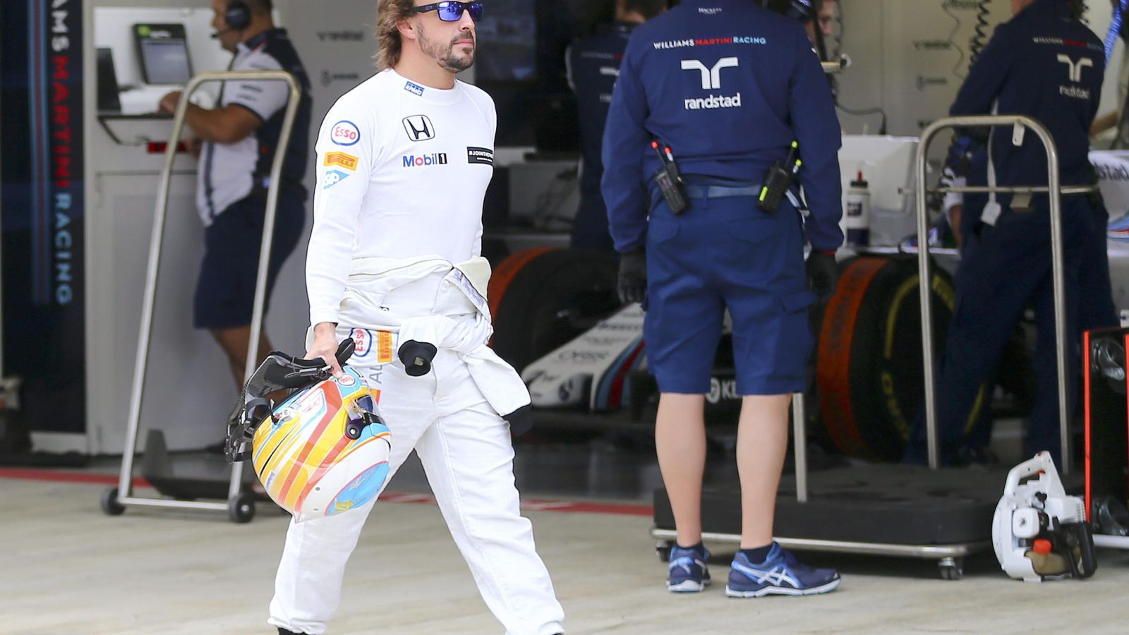 Foto: Fernando Alonso en la calle del 'pit lane' tras la clasificación (Efe)
