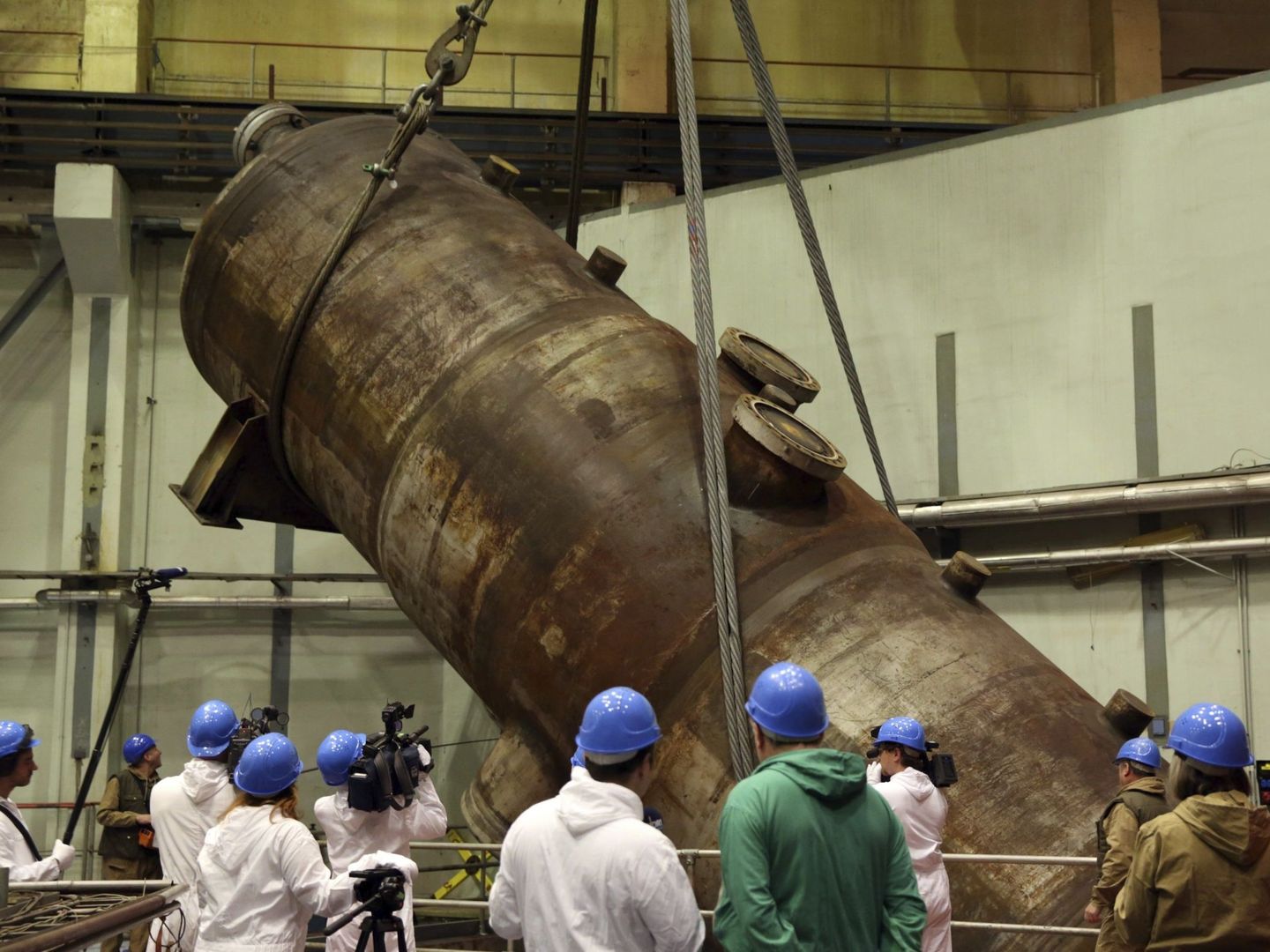 Retirada de un generador de vapor, de 156 toneladas, en el bloque 3 de la desmantelada central nuclear de Lubmin, (Alemania), el 26 de febrero de 2013. (EFE)