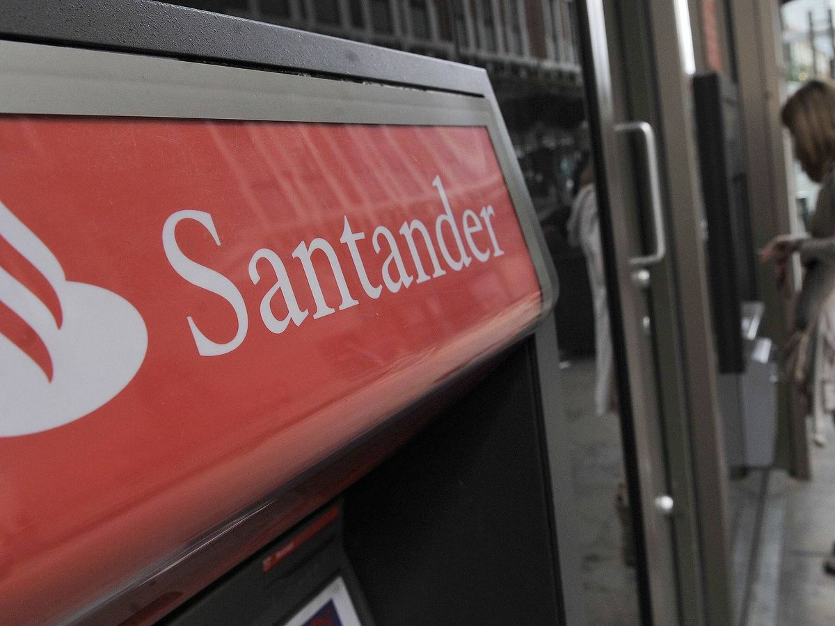 Foto: El cambio en el Banco Santander para sacar dinero (EFE/ANDY RAIN)