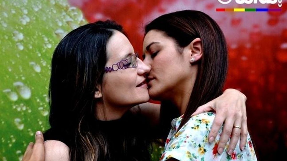 Compromís apoya al colectivo LGTB con el beso lésbico de Mònica Oltra y Mollà