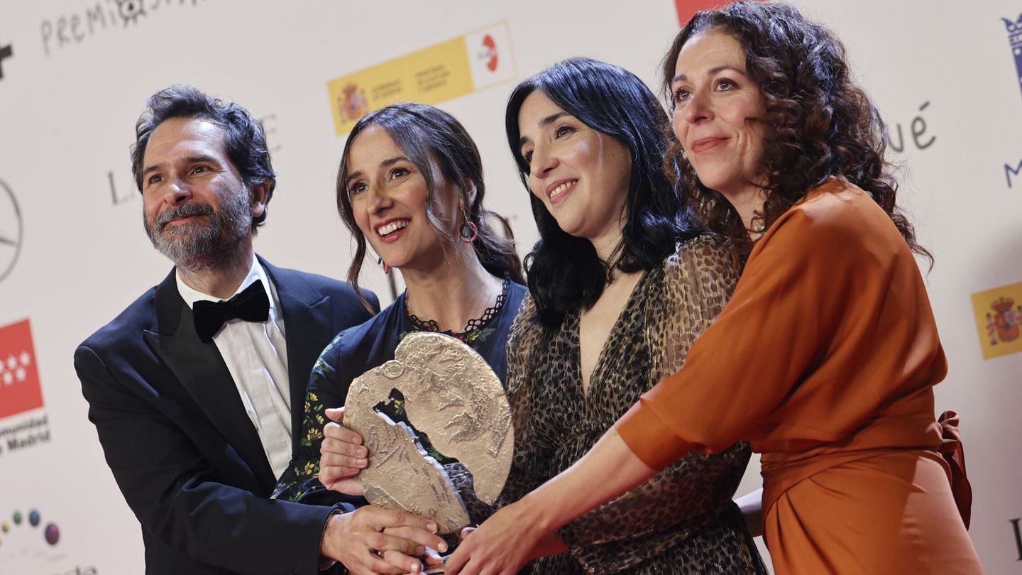 La directora Alauda Ruiz (2d) y su equipo tras recibir el premio Cine y Educación en Valores por su película 'Cinco lobitos'. (EFE/Daniel González)