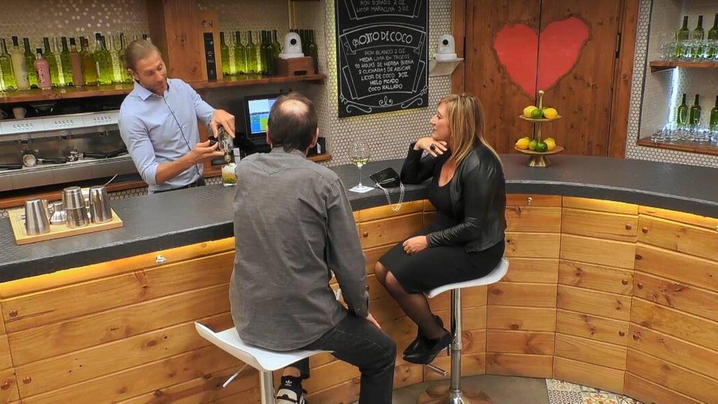 Matías sirve las bebidas a Fernando y Yolanda en 'First Dates'. (Mediaset)