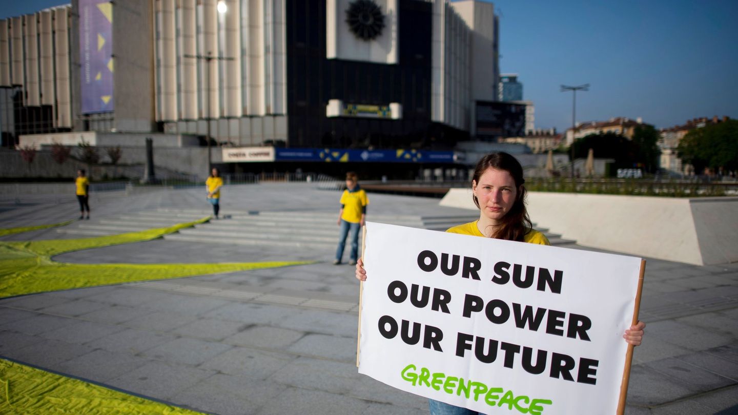 Protesta de Greenpeace en Bulgaria a favor de las energías renovables. (Reuters)