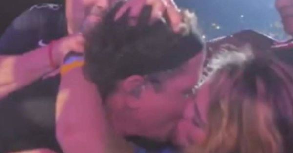 Foto: Momento en el que Carlos Vives se funde en un beso con su fan. 
