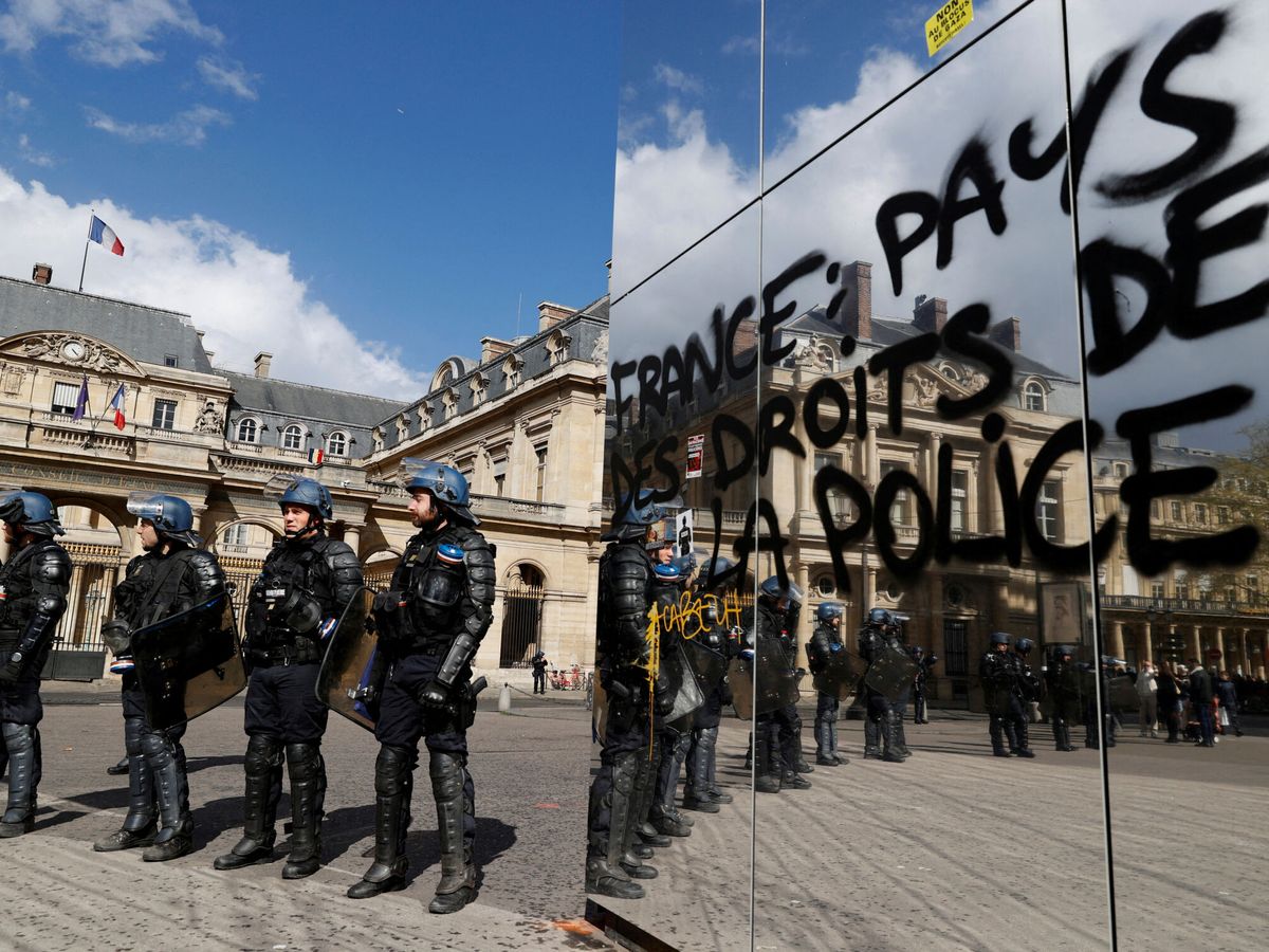 Foto: Gendarmes franceses en posición frente al Conseil d'Etat, el alto tribunal administrativo de Francia. (Reuters / Stephanie Lecocq)